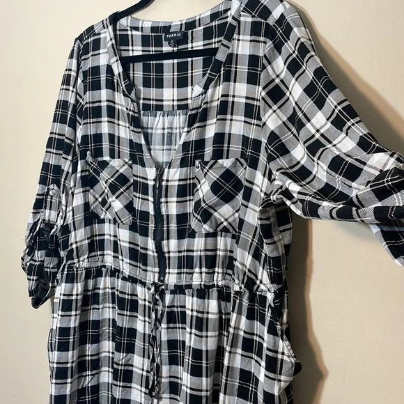 Torrid size 3 BLACK & IVORY PLAID CHALLIS ZIP FRONT DRAWSTRING SHIRT DRESS - Picture 8 of 11